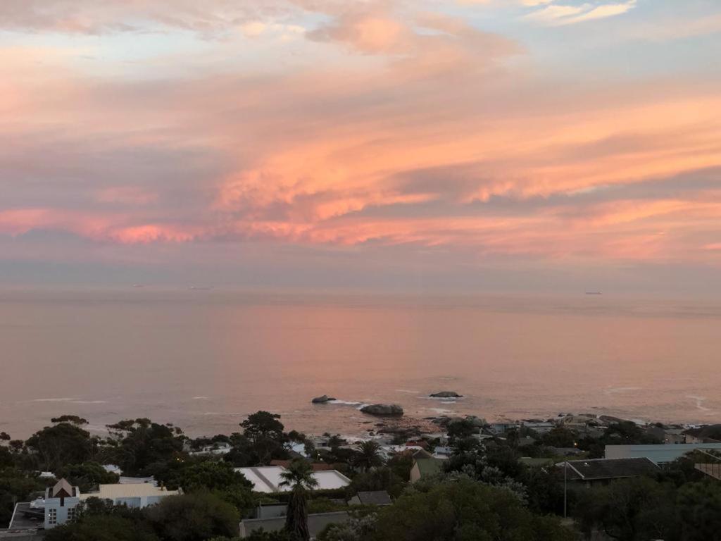 Camps Bay Blue Self-Catering Studios Кейптаун Екстериор снимка
