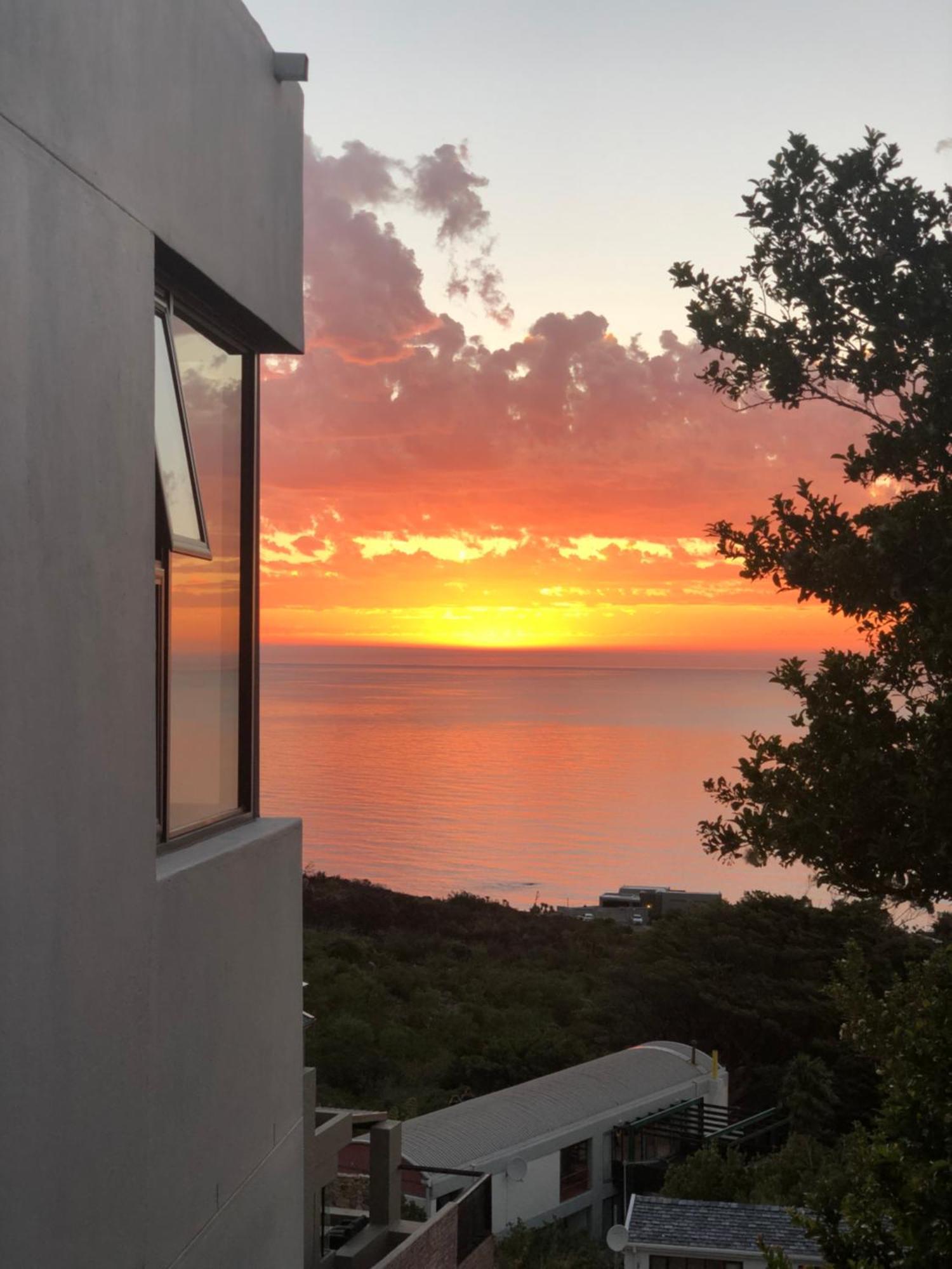 Camps Bay Blue Self-Catering Studios Кейптаун Екстериор снимка